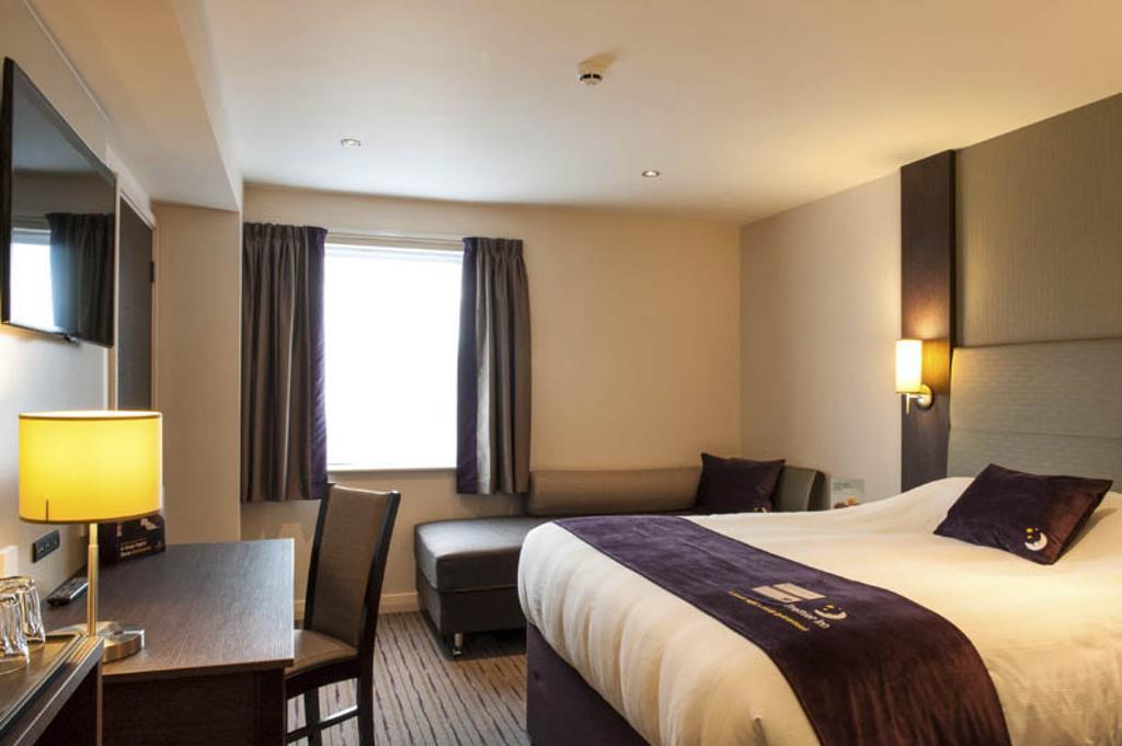 Premier Inn Aldershot Exterior foto