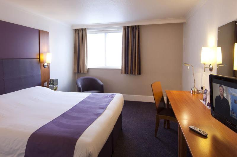 Premier Inn Aldershot Exterior foto